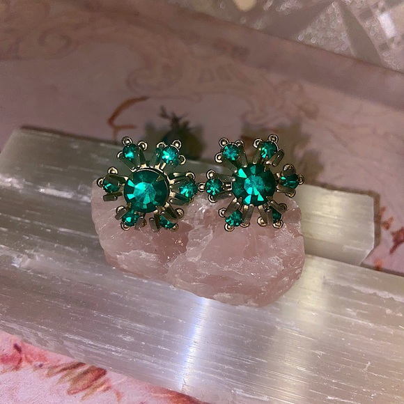 Vintage 1950s Emerald Green Rhinestone Earrings - Picture 4 of 9